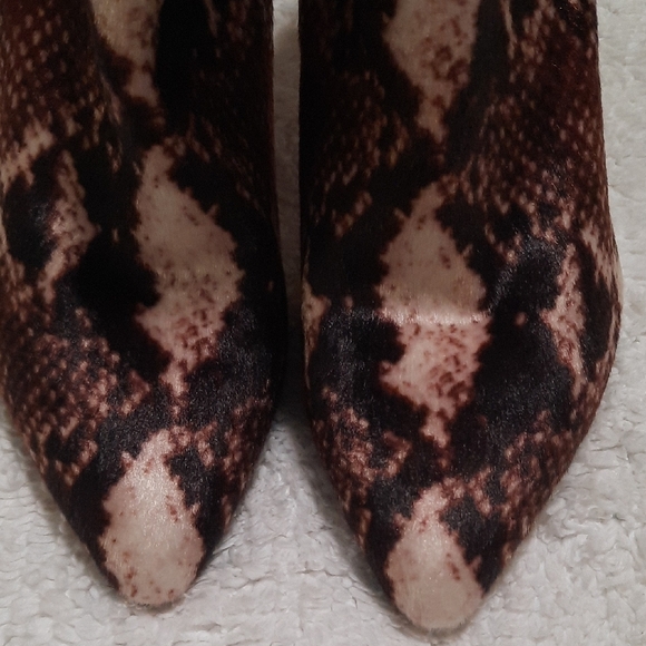 Neiman Marcus Brown Snake Print Heeled Boots - Picture 7 of 8